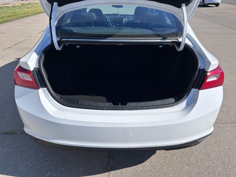 Chevrolet Malibu Vehicle Full-screen Gallery Image 5