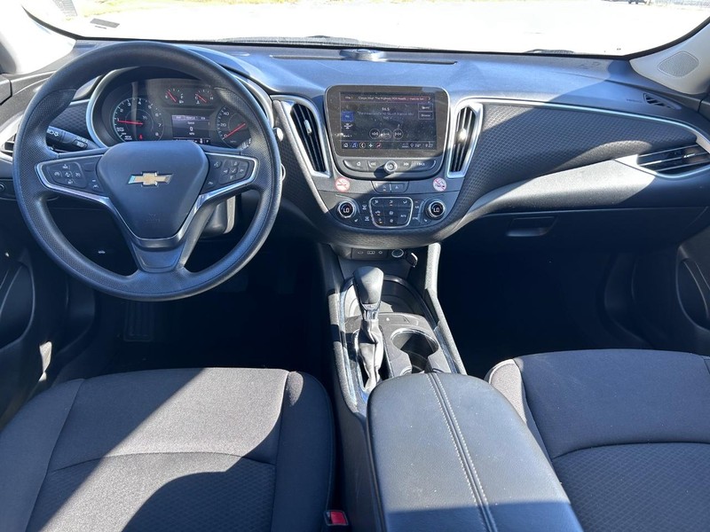 Chevrolet Malibu Vehicle Full-screen Gallery Image 8