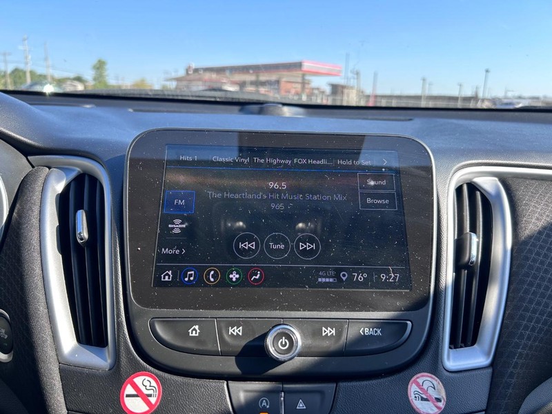 Chevrolet Malibu Vehicle Full-screen Gallery Image 12