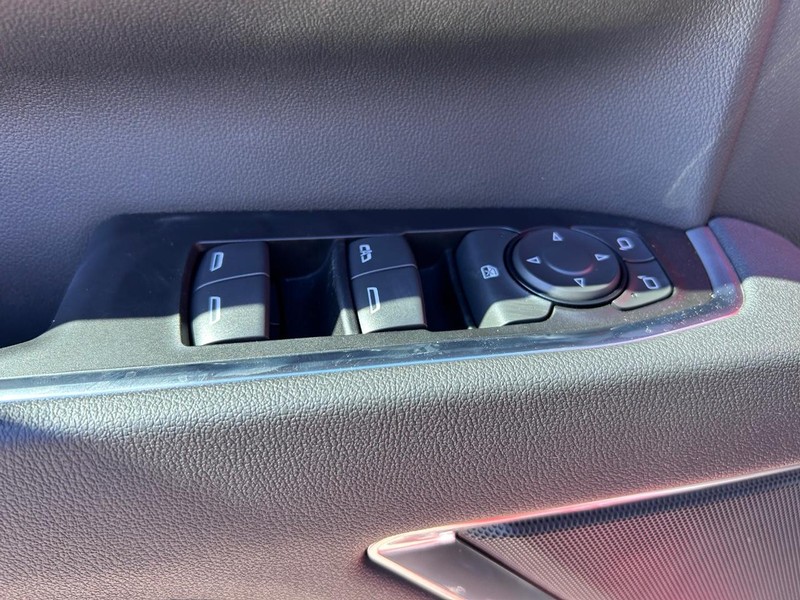 GMC Sierra 3500HD Vehicle Full-screen Gallery Image 15