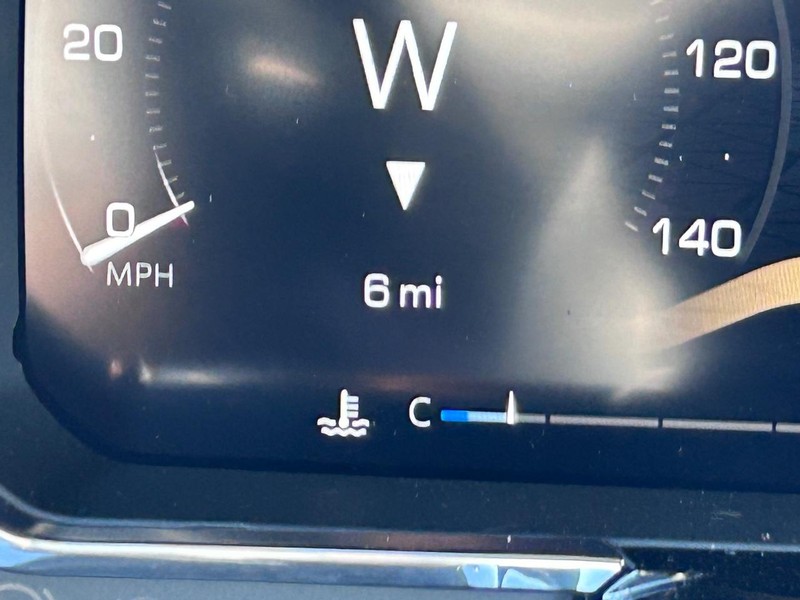 GMC Sierra 3500HD Vehicle Full-screen Gallery Image 17