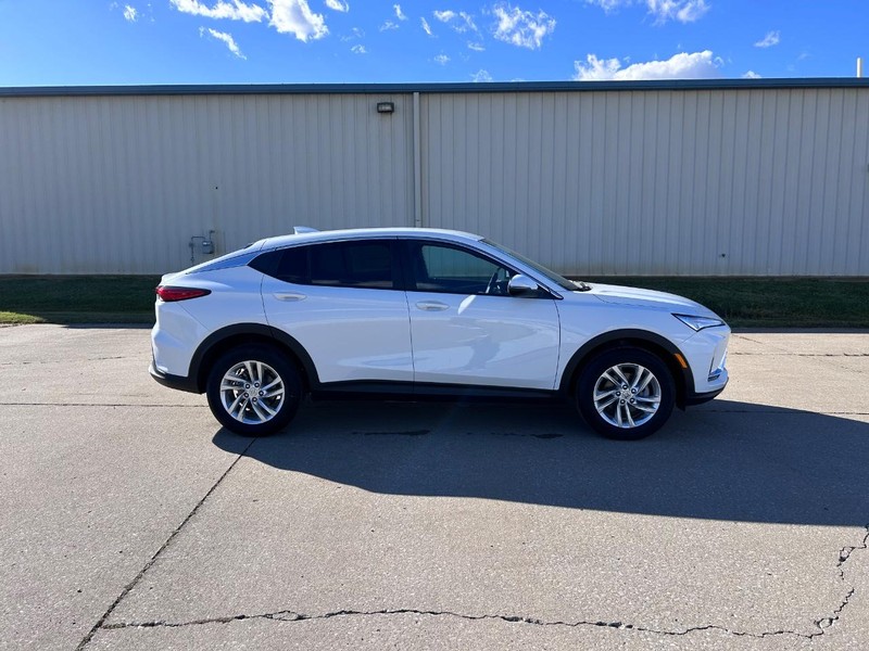 Buick Envista Vehicle Full-screen Gallery Image 2