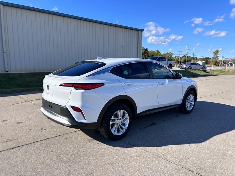 Buick Envista Vehicle Full-screen Gallery Image 3