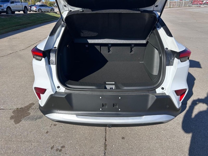 Buick Envista Vehicle Full-screen Gallery Image 5