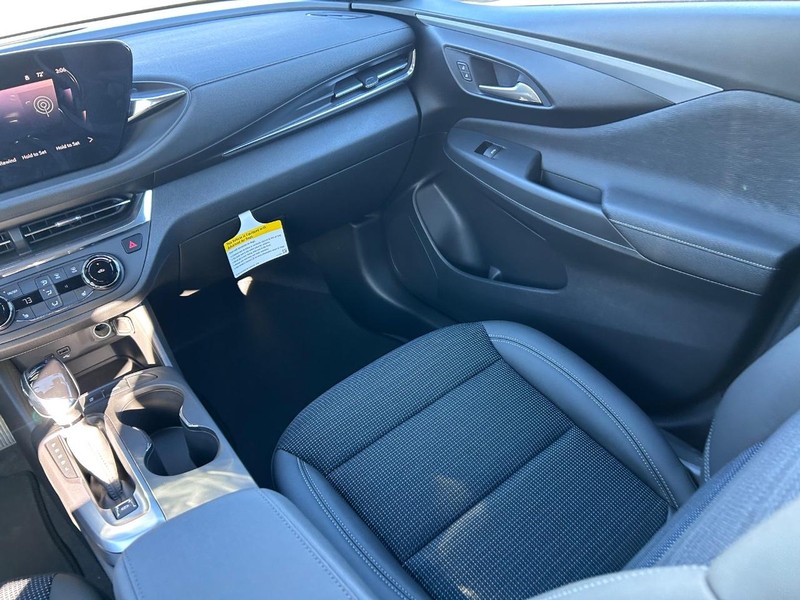 Buick Envista Vehicle Full-screen Gallery Image 15