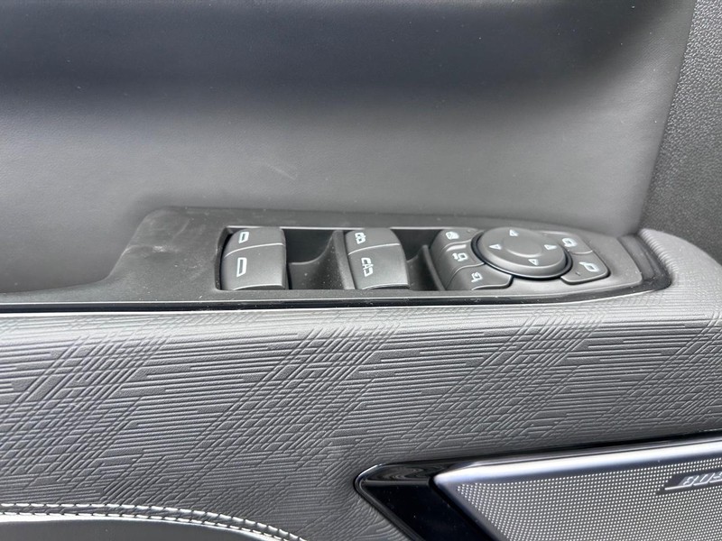 GMC Sierra 2500HD Vehicle Full-screen Gallery Image 16