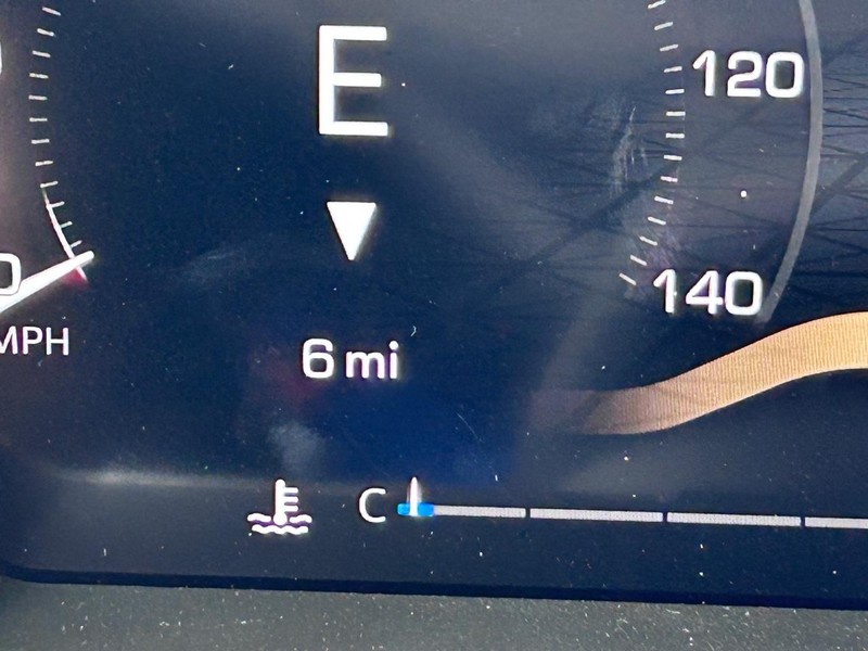 GMC Sierra 2500HD Vehicle Full-screen Gallery Image 19