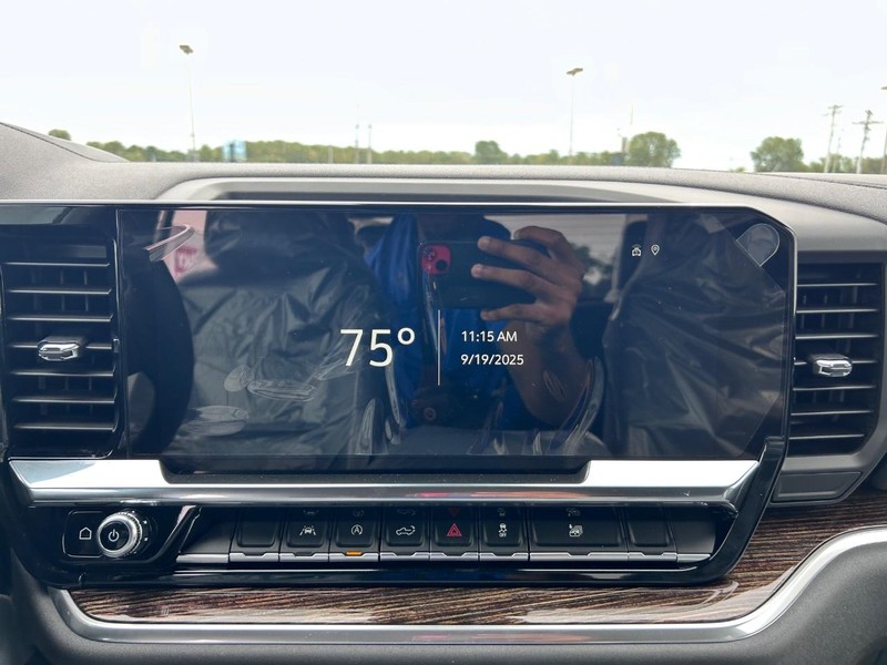 GMC Sierra 1500 Vehicle Full-screen Gallery Image 12