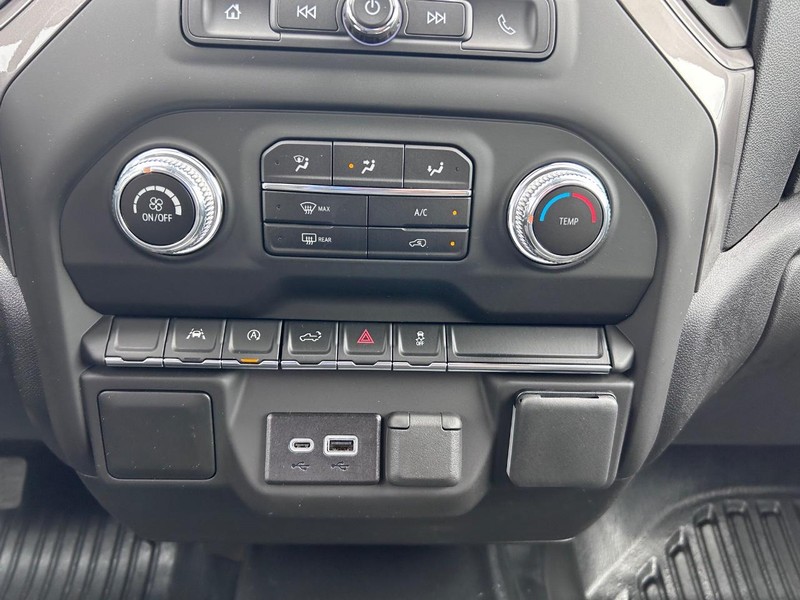 GMC Sierra 1500 Vehicle Full-screen Gallery Image 12