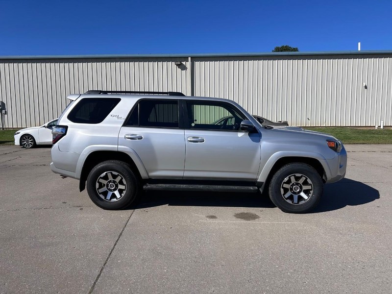 Toyota 4Runner Vehicle Full-screen Gallery Image 2