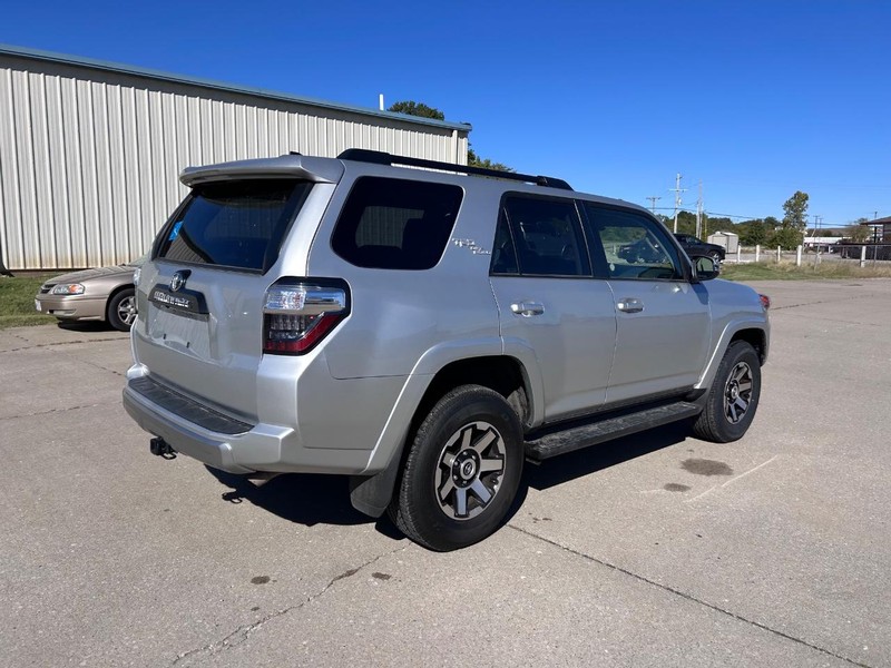 Toyota 4Runner Vehicle Full-screen Gallery Image 3