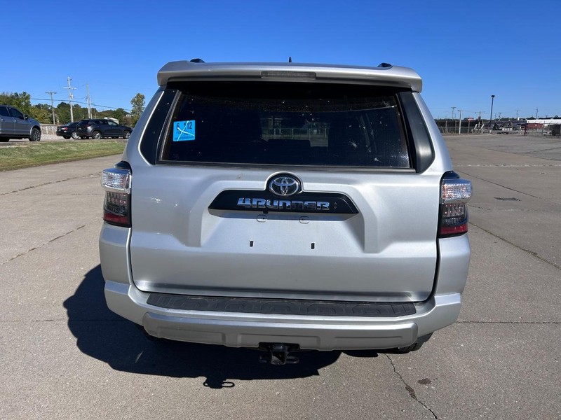 Toyota 4Runner Vehicle Full-screen Gallery Image 4