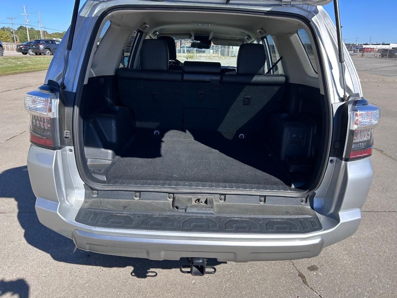 Toyota 4Runner Vehicle Full-screen Gallery Image 5