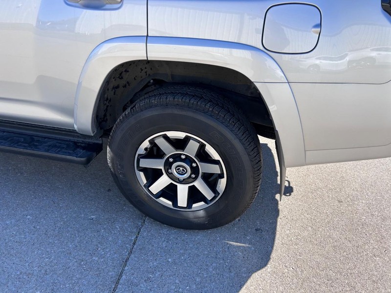 Toyota 4Runner Vehicle Full-screen Gallery Image 6