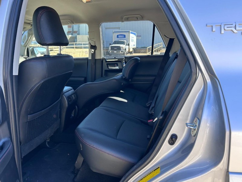 Toyota 4Runner Vehicle Full-screen Gallery Image 7