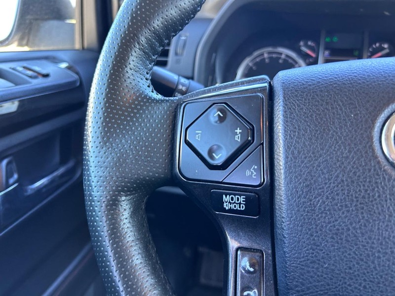 Toyota 4Runner Vehicle Full-screen Gallery Image 10