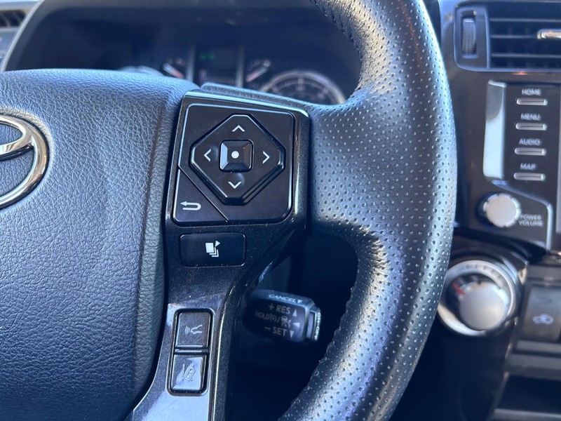 Toyota 4Runner Vehicle Full-screen Gallery Image 11