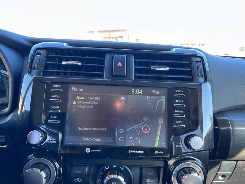 Toyota 4Runner Vehicle Full-screen Gallery Image 12