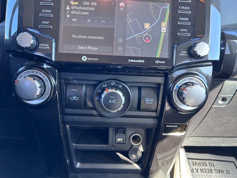 Toyota 4Runner Vehicle Full-screen Gallery Image 13