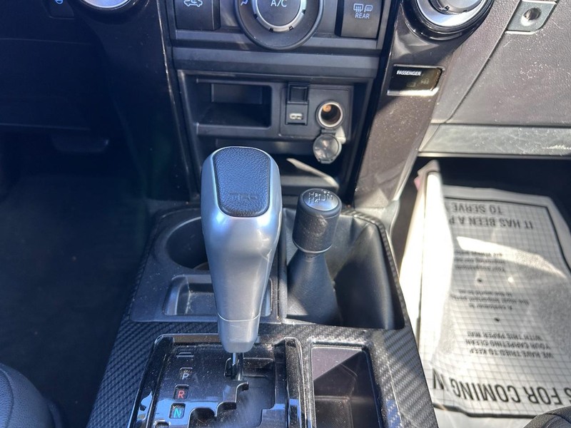 Toyota 4Runner Vehicle Full-screen Gallery Image 14