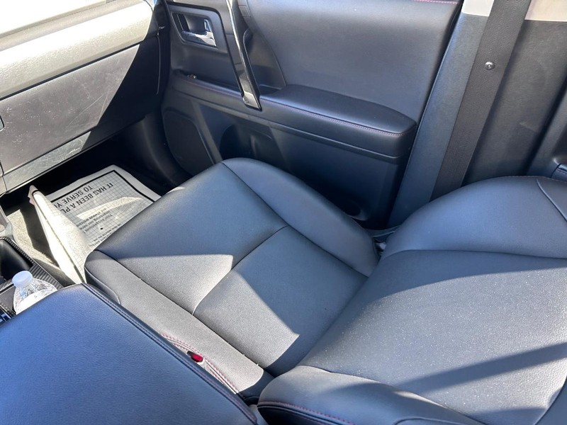 Toyota 4Runner Vehicle Full-screen Gallery Image 15