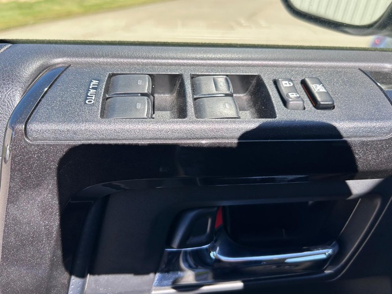 Toyota 4Runner Vehicle Full-screen Gallery Image 16