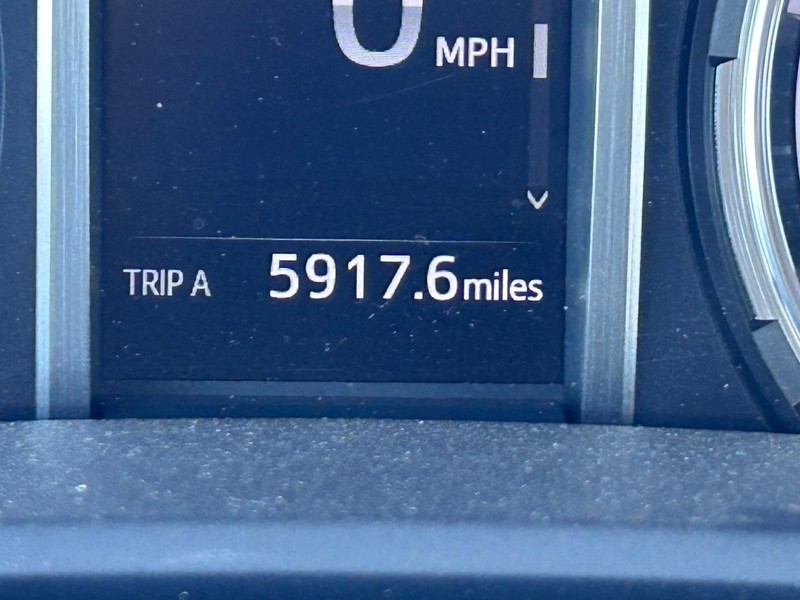 Toyota 4Runner Vehicle Full-screen Gallery Image 18