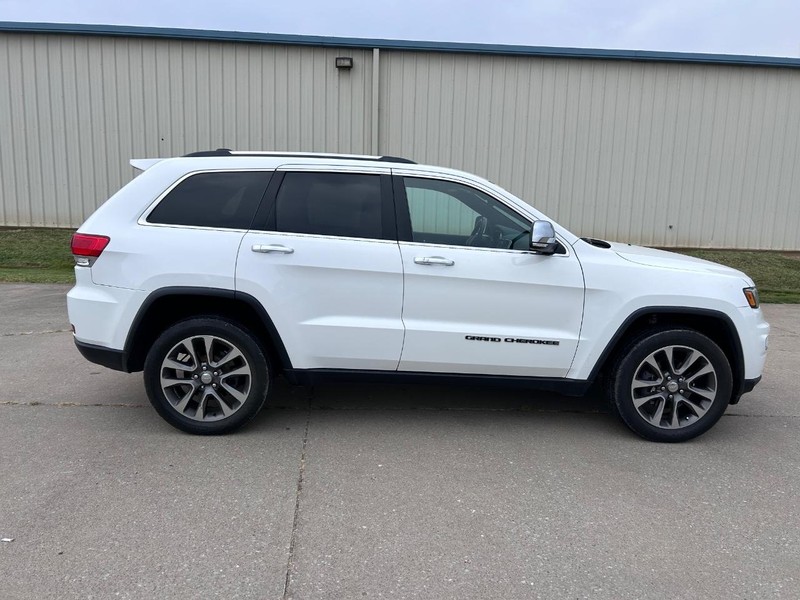 Jeep Grand Cherokee Vehicle Full-screen Gallery Image 2