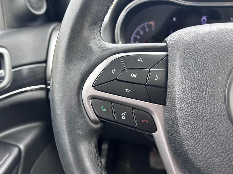 Jeep Grand Cherokee Vehicle Full-screen Gallery Image 12