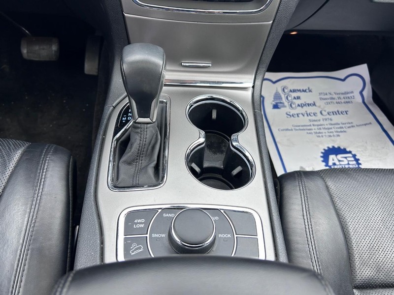 Jeep Grand Cherokee Vehicle Full-screen Gallery Image 16