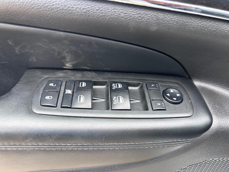 Jeep Grand Cherokee Vehicle Full-screen Gallery Image 18