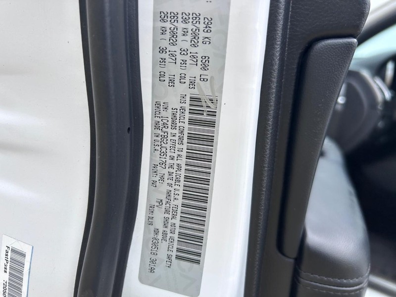 Jeep Grand Cherokee Vehicle Full-screen Gallery Image 23