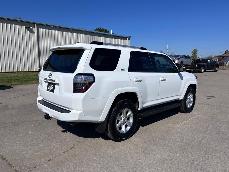Toyota 4Runner Vehicle Full-screen Gallery Image 3