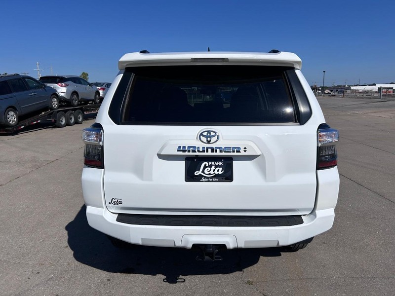 Toyota 4Runner Vehicle Full-screen Gallery Image 4