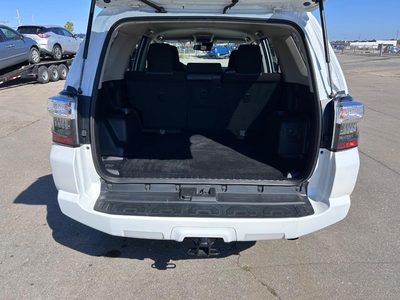 Toyota 4Runner Vehicle Full-screen Gallery Image 5