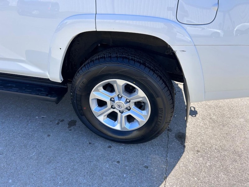 Toyota 4Runner Vehicle Full-screen Gallery Image 6