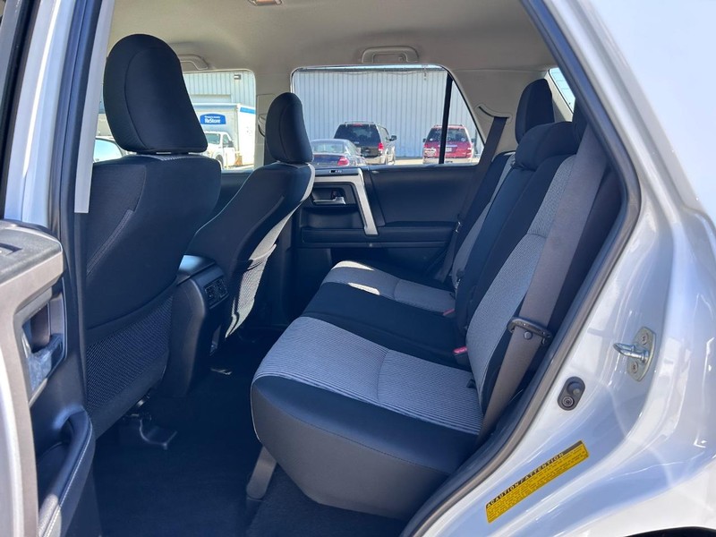 Toyota 4Runner Vehicle Full-screen Gallery Image 7