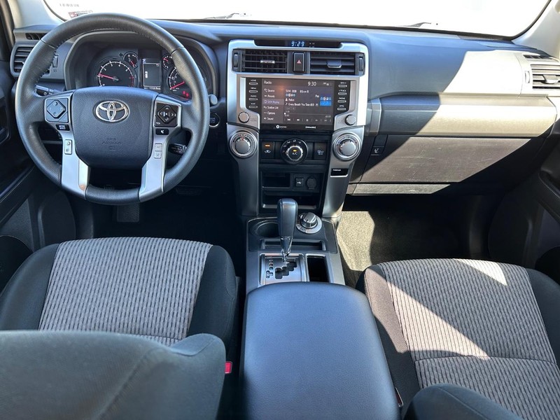 Toyota 4Runner Vehicle Full-screen Gallery Image 8