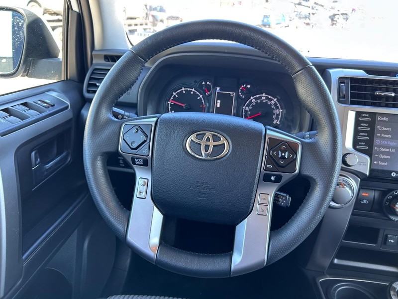 Toyota 4Runner Vehicle Full-screen Gallery Image 9