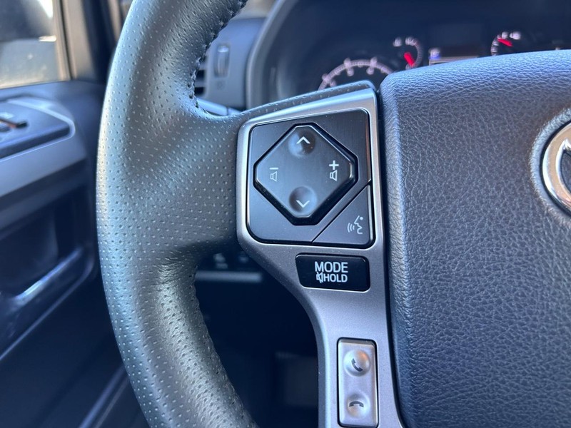 Toyota 4Runner Vehicle Full-screen Gallery Image 10