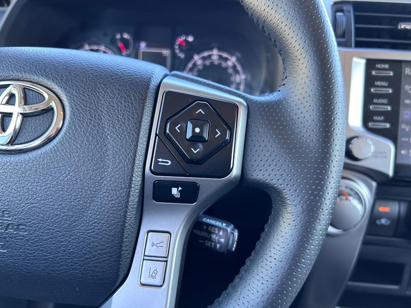 Toyota 4Runner Vehicle Full-screen Gallery Image 11