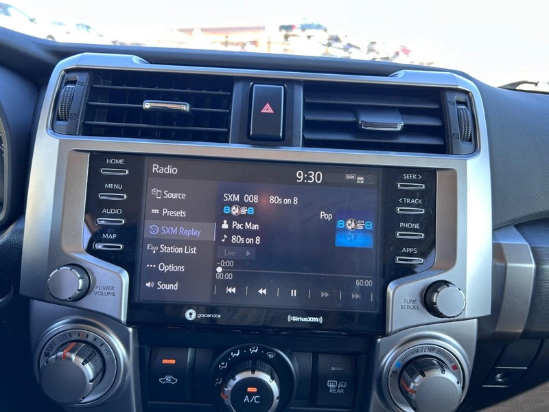 Toyota 4Runner Vehicle Full-screen Gallery Image 12