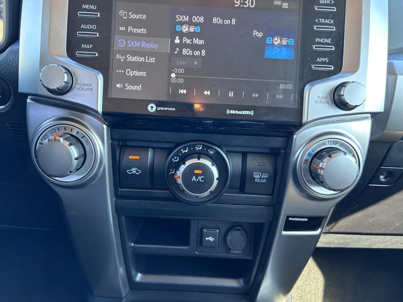 Toyota 4Runner Vehicle Full-screen Gallery Image 13