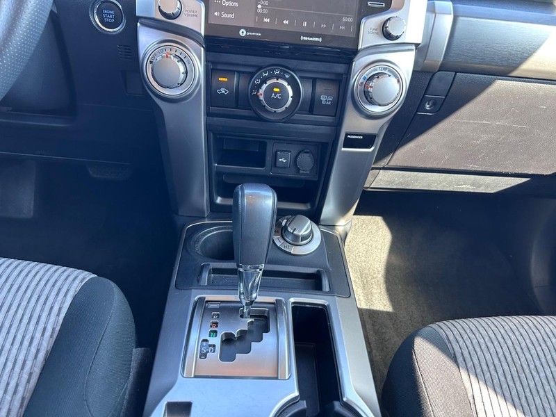 Toyota 4Runner Vehicle Full-screen Gallery Image 14