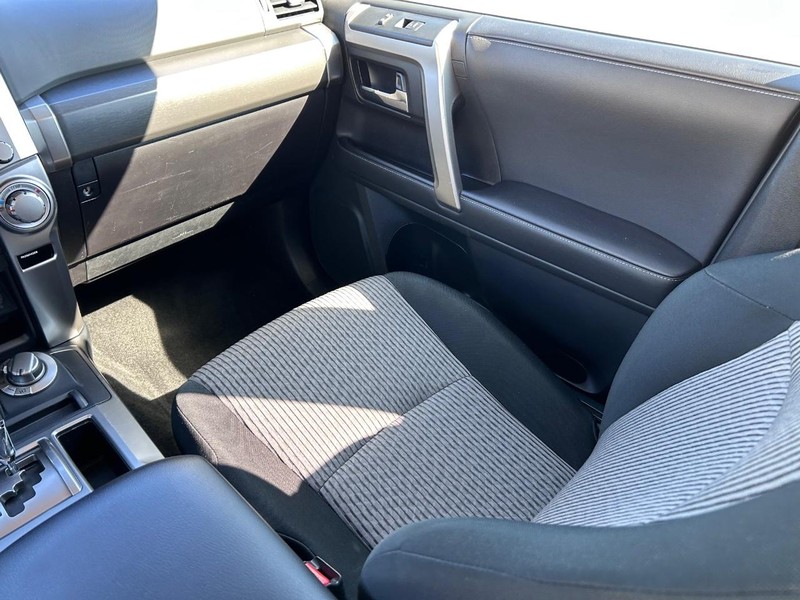 Toyota 4Runner Vehicle Full-screen Gallery Image 15