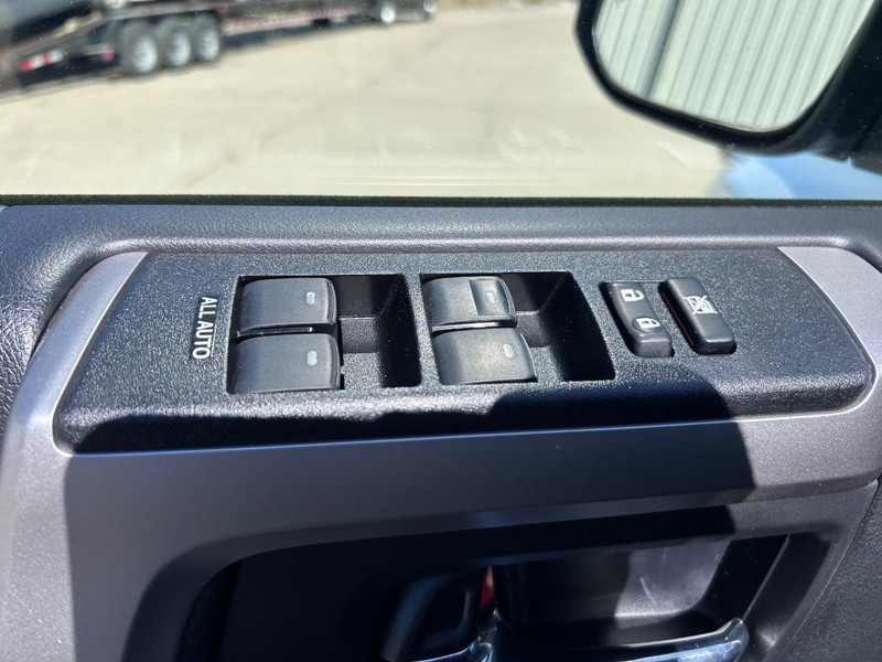 Toyota 4Runner Vehicle Full-screen Gallery Image 16