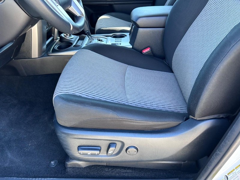 Toyota 4Runner Vehicle Full-screen Gallery Image 17