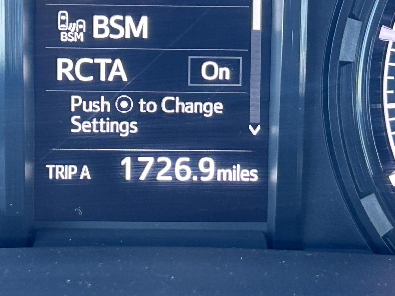 Toyota 4Runner Vehicle Full-screen Gallery Image 18