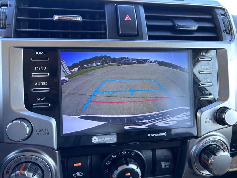 Toyota 4Runner Vehicle Full-screen Gallery Image 19