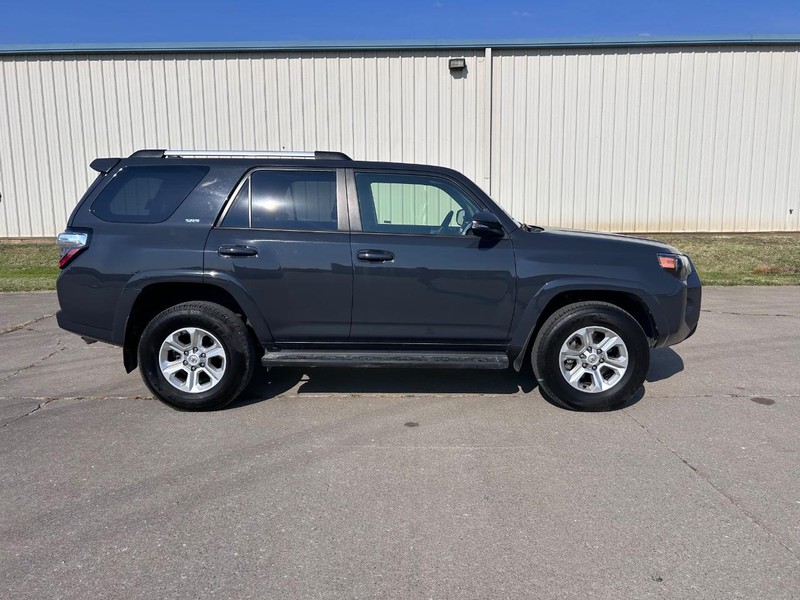 Toyota 4Runner Vehicle Full-screen Gallery Image 2